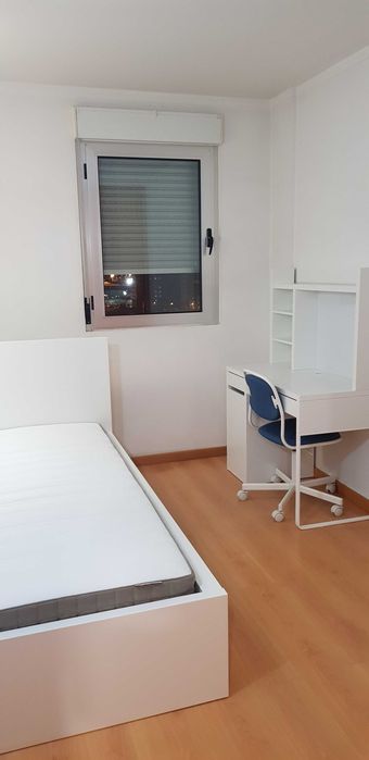 Quarto com roupeiro embutido e excelente luz natural.