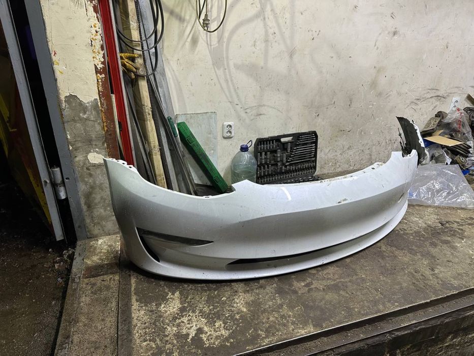 Бампер тесла Tesla model3  под ремонт