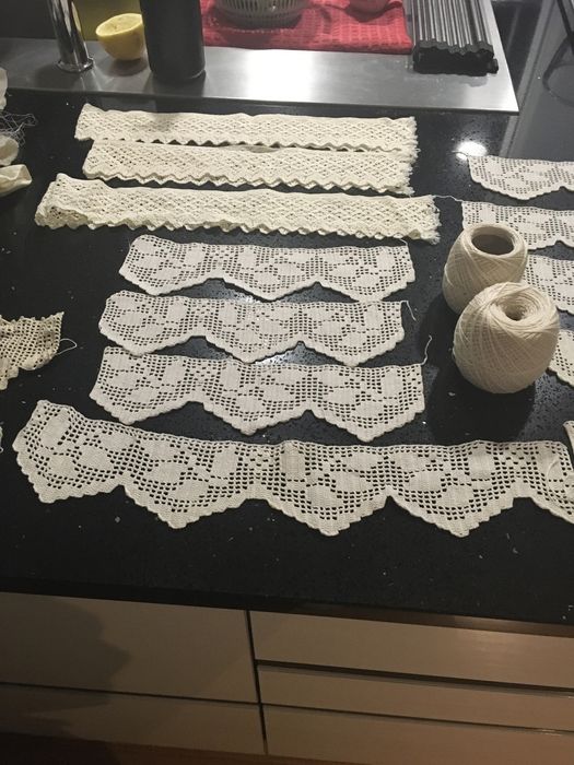 Rendas feitas a mão e recortes de linho