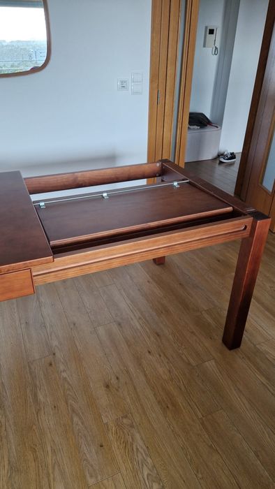 Mesa de jantar extensivel em madeira com 5 cadeiras