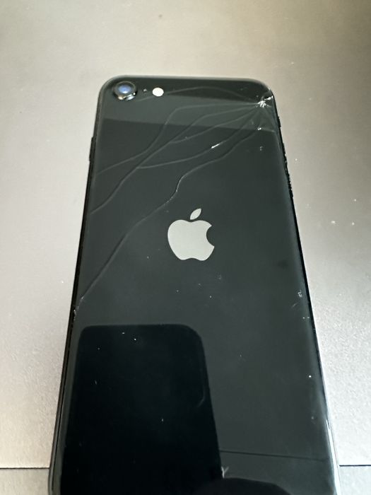 Iphone se 2a geracao com vidro traseiro partido