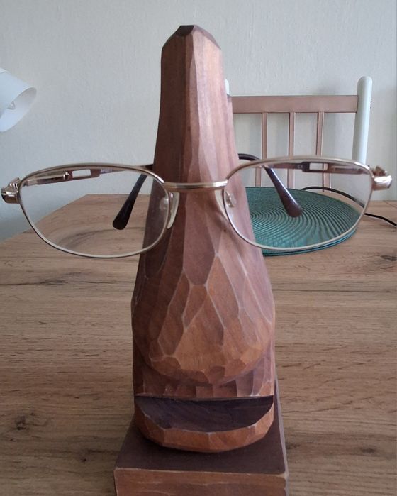 Stojak z drewna, nosek na okulary