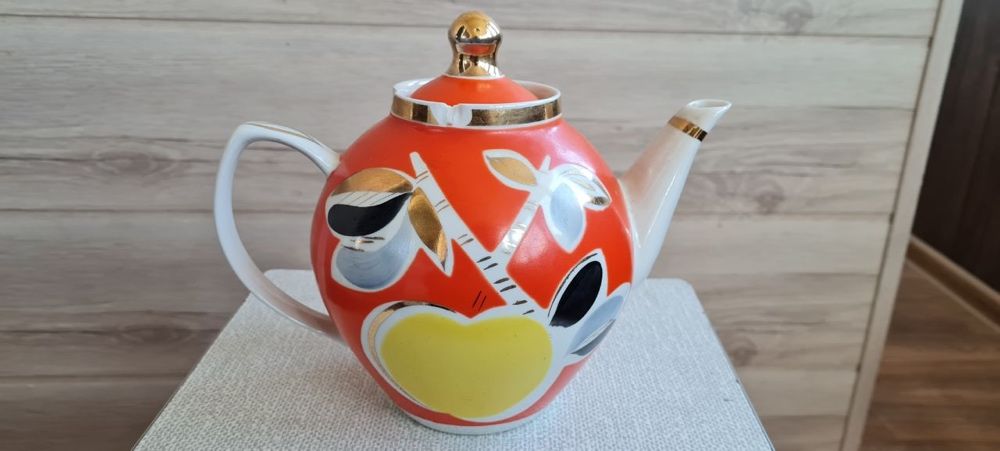 Чайник из набора «Яблоневый сад» фарфор клеймо Полонное, СССР 1980е