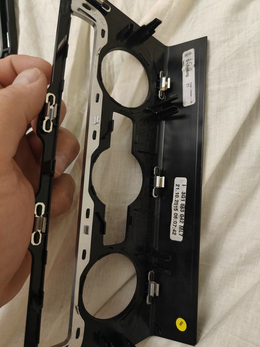 Декор центральної консолі Passat B8