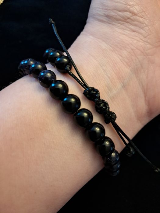 Bransoletka na sznureczku- czarny agat + niebieski piaskowiec.