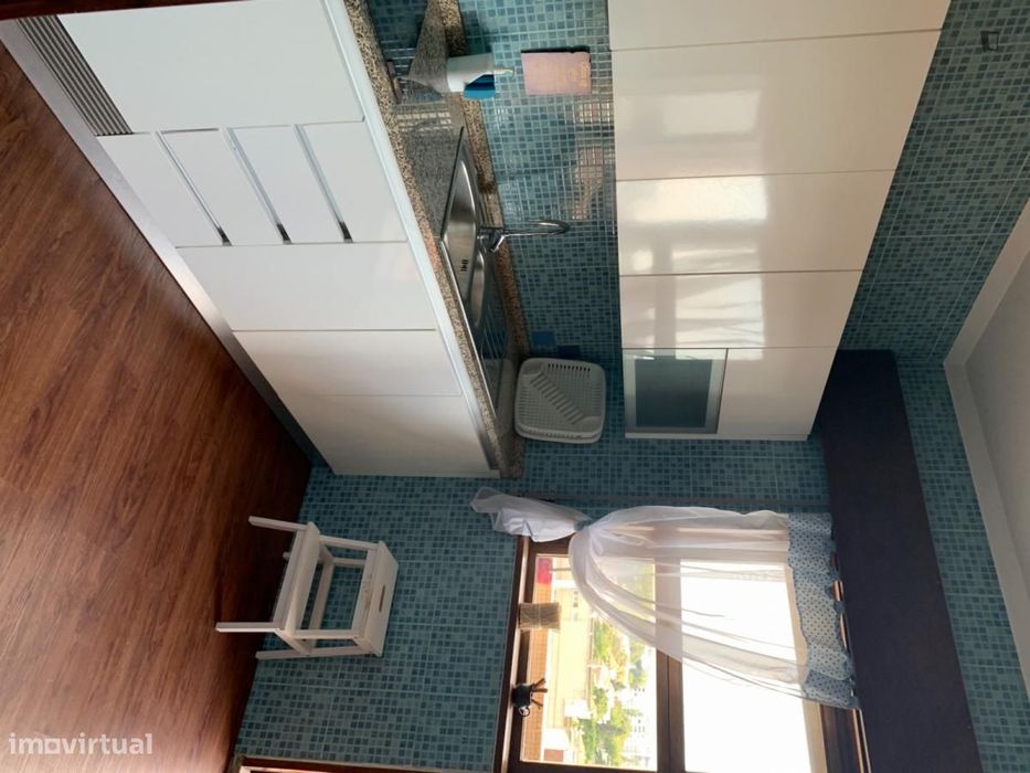Quarto - localizado em Lordelo do Ouro Porto