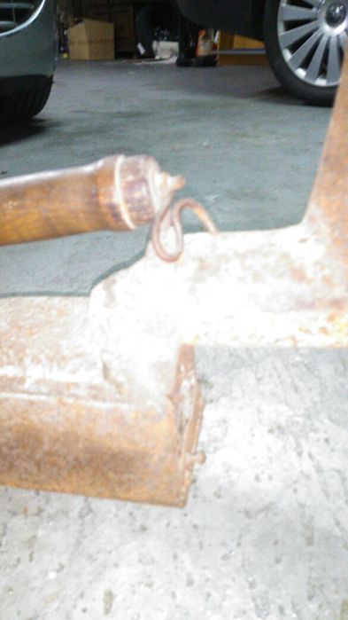 Ferro antigo de alfaiate com chaminé alta