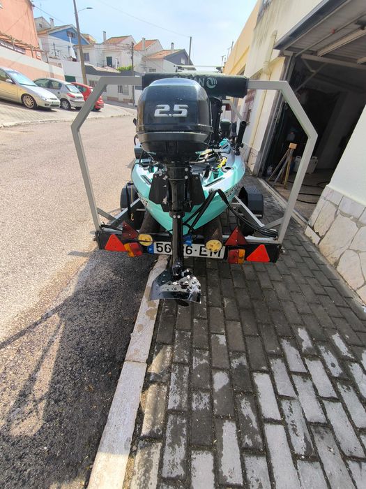 Kayak a motor a gasolina marca Nucanoe para pesca