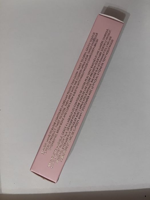 Charlotte Tilbury płynny rozświetlacz beauty wand pillow talk medium