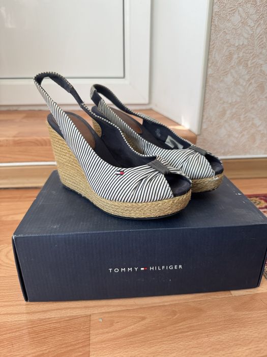 Босоніжки на танкетці Tommy Hilfiger 36 розмір