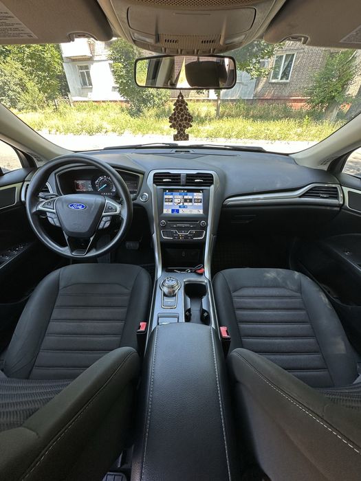 Ford Fusion SE.