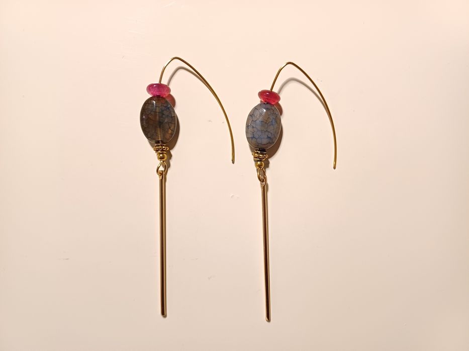 Elegantes brincos dourados com pedra verde