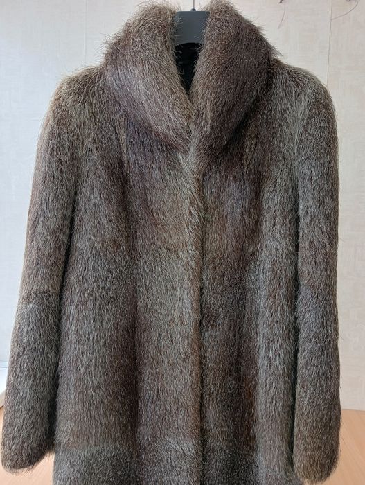 Довга шуба зі сріблястої нутрії для високої стрункої пані
