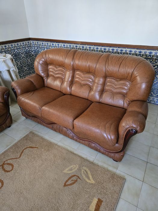Sofás em pele castanha