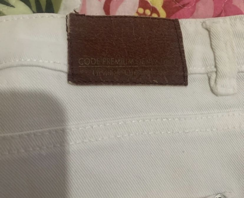 Calças brancas de sarja “Code” tamanho 40