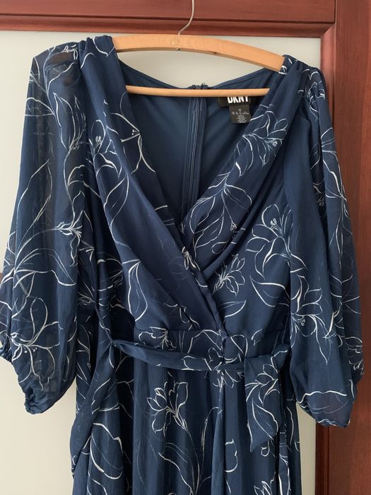 Sukienka midi z dekoltem kopertowym i paskiem DKNY 42