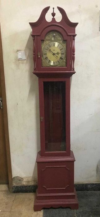 Relógio de caixa alta "Tempus Fugit"