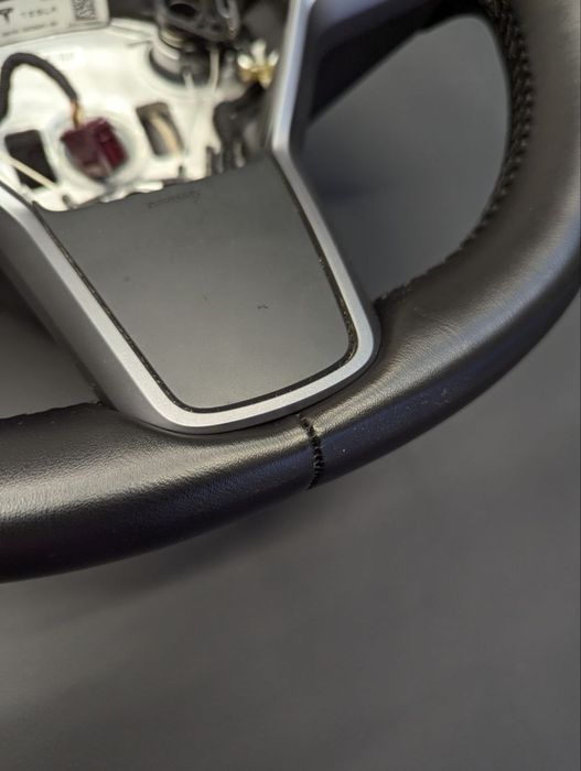 Перетягнуте кермо Tesla