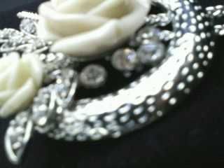 Alfinete peito rosas perola com strass