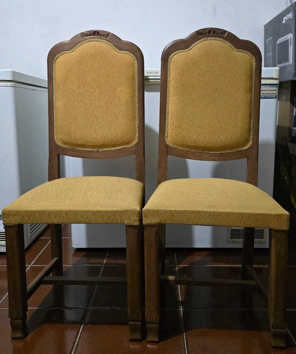 Conjunto de 2 Cadeiras em Madeira – Estilo Clássico (Negociável)