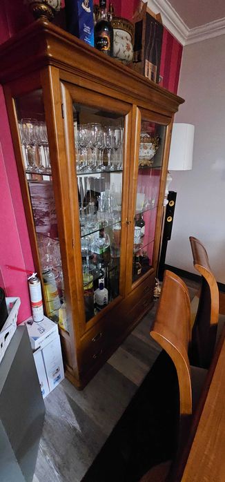 Sala de jantar em cerejeira praticamente nova.