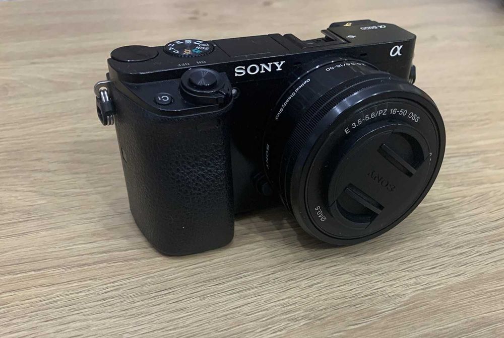 Sony A6000 + torba + karta SD + obiektyw 16-50 mm F3.5-5.6 OSS