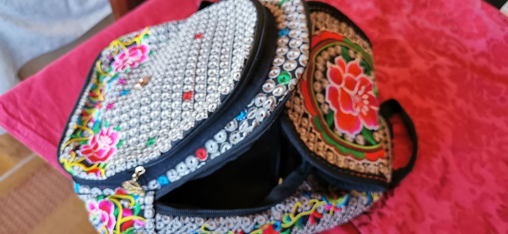 Mochila bordada colorida