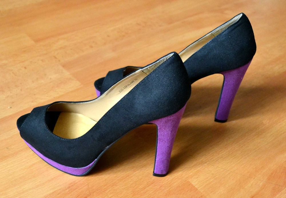 Zamszowe buty na wysokim obcasie