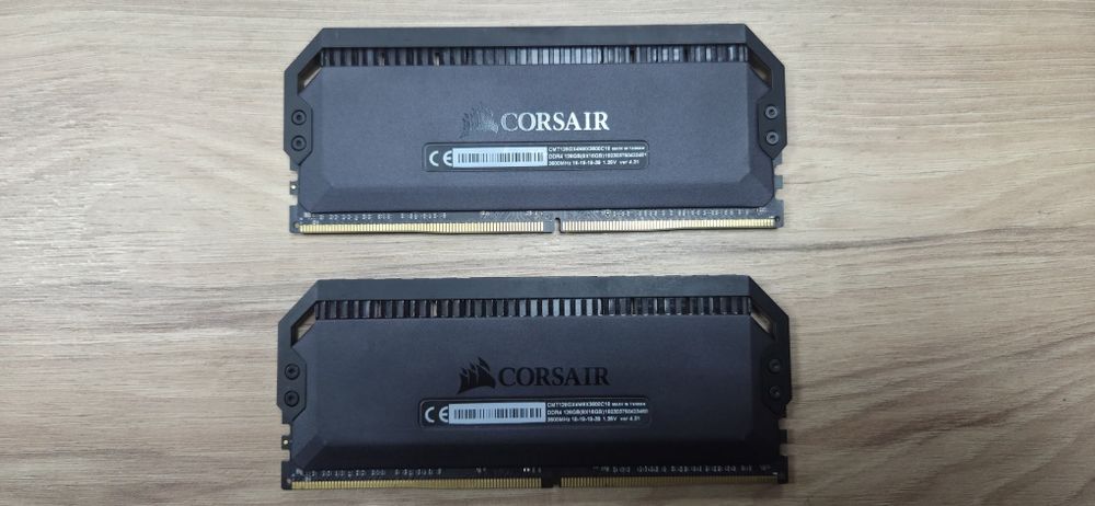 DDR4 32GB (2x16GB) Corsair Dominator