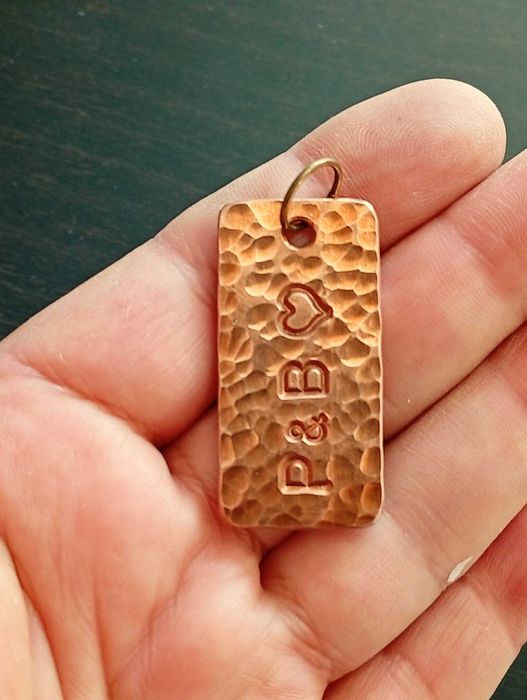 Porta chaves em cobre maciço e verdadeiro. Pode ser personalizado com iniciais ou uma data