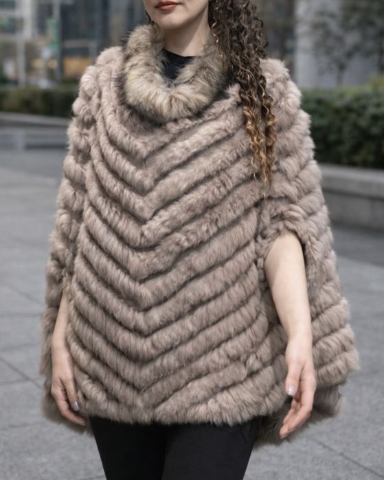 Narzutka z naturalnym futrem królika marka M. Laureen.