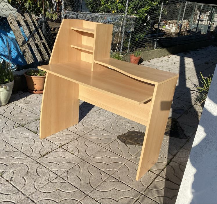 Vendo secretária em madeira