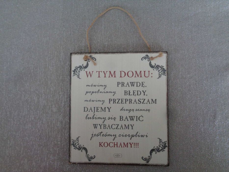 Drewniana tabliczka z tekstem zasad domowych dom w tym domu