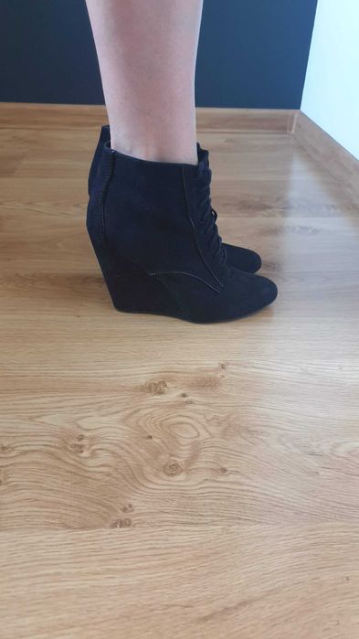 Buty botki wiązane sznurowane na koturnie czarne Bershka
