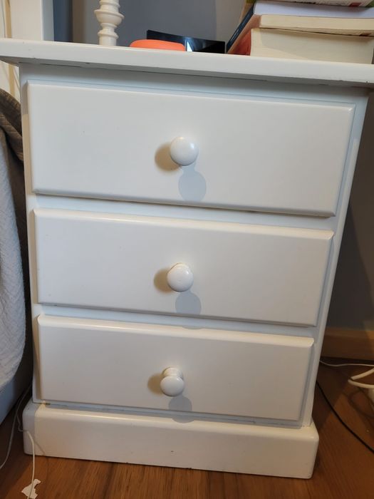 Mobília de quarto em pinho maciço. Cama, mesa de cabeceira, secretaria