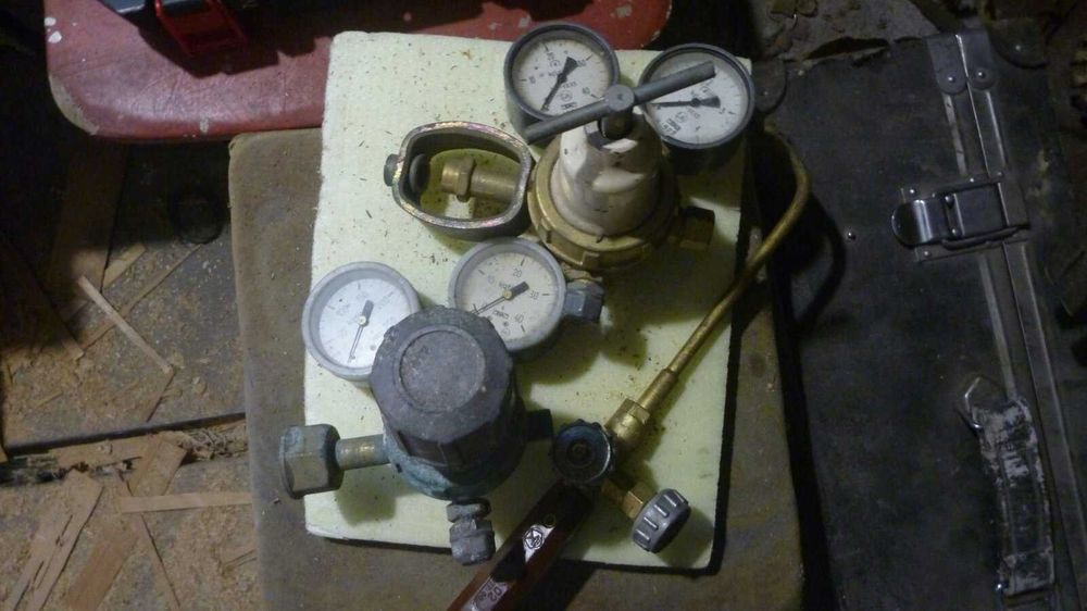 Редуктори та різак до кисневого балону.