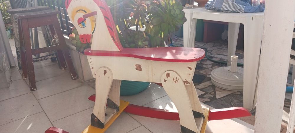 Cavalo de madeira antigo. Sem restauros e com alguns danos da idade.