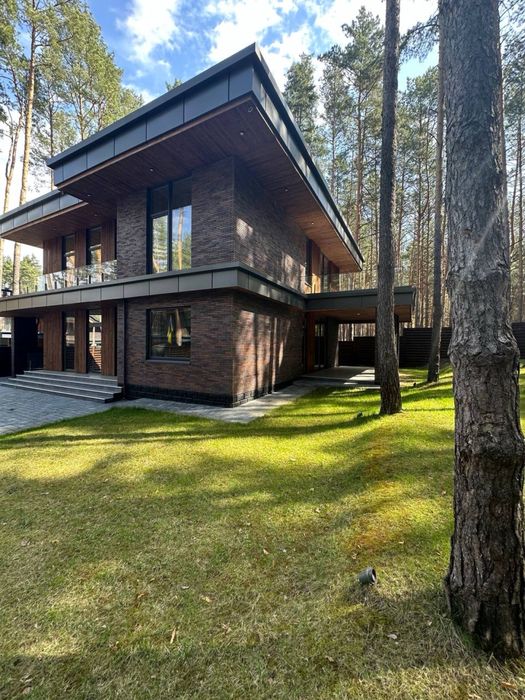 Продаж ексклюзивного будинку в лісі.