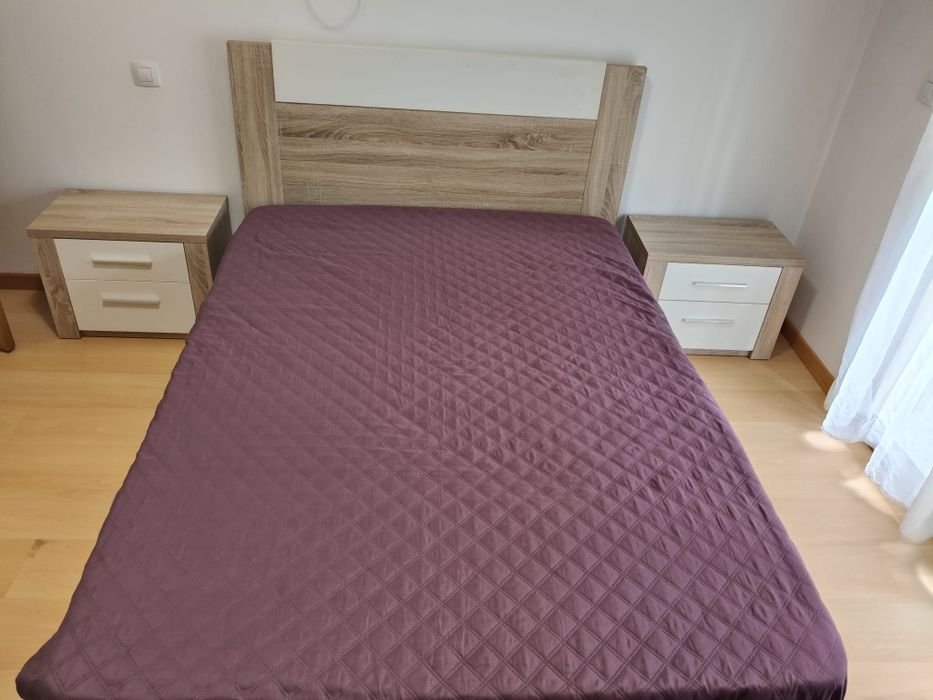 Cama de casal e mesinhas de cabeceira