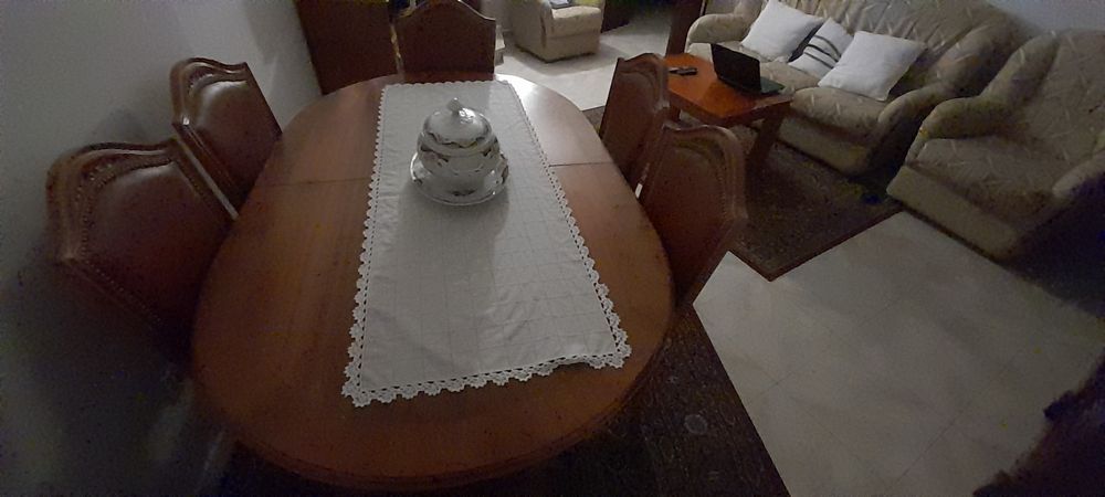 Movel e cadeiras de sala