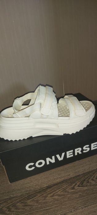 Трендові босоножки Converse