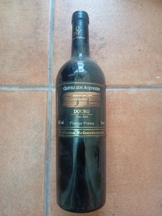 Vinhos antigos de várias regiões e castas