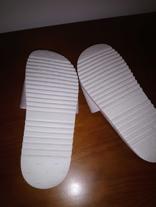 Chinelos rosa claro da Esprit