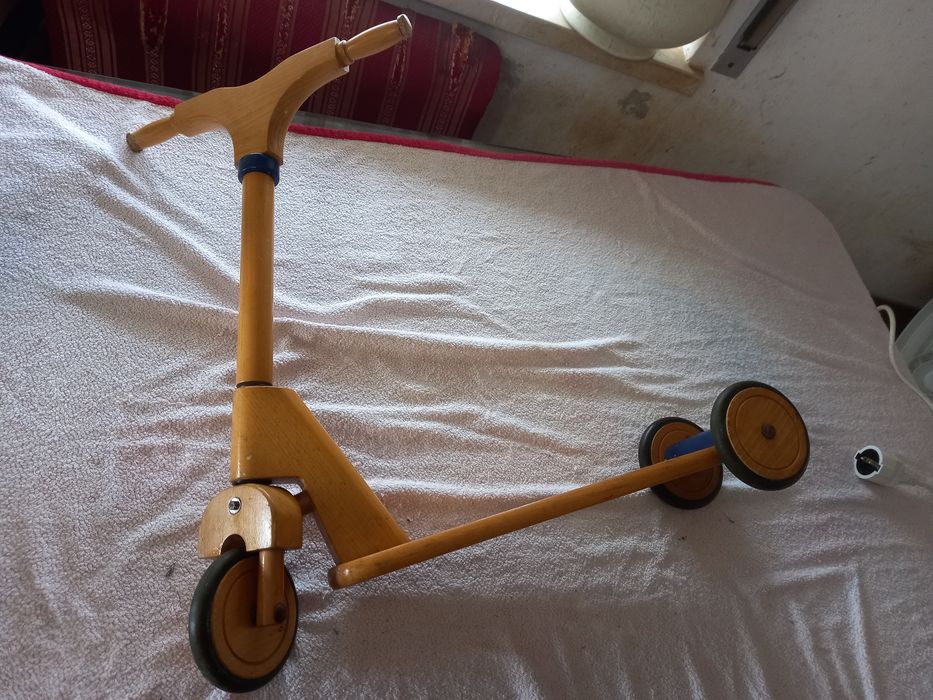 Trotinete Antiga em Madeira