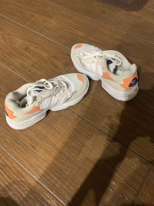 Білі кросівки адідас