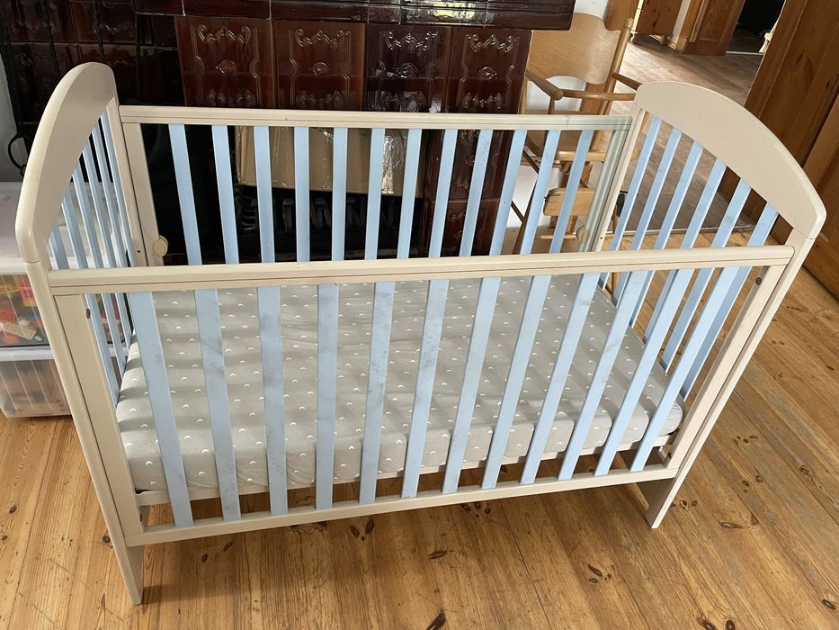 Oddam łóżeczko z materacem 120x60.