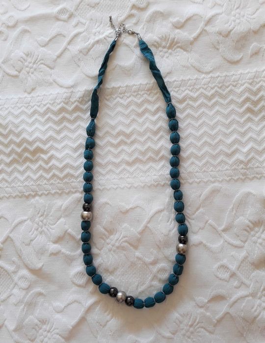 Colar azul e cinzento C&A