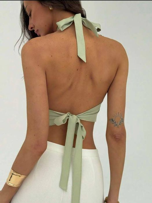 Стильний топ кольору хакі з золотим кільцем