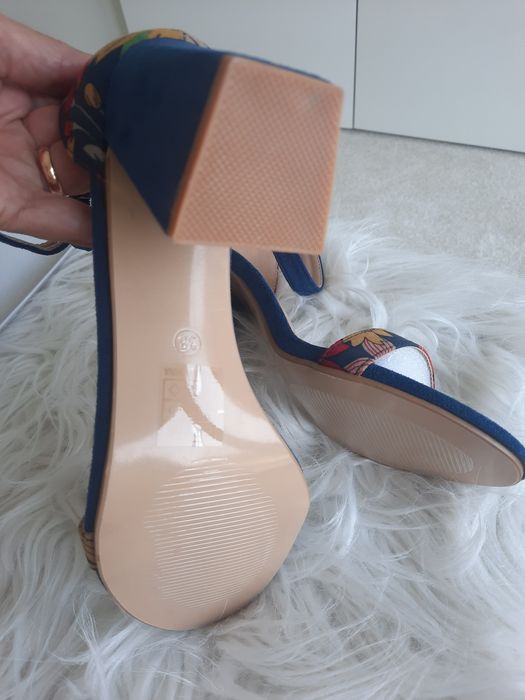 Sandálias novas com salto, tm 38