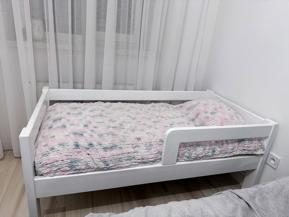 Деревʼяне дитяче ліжечко